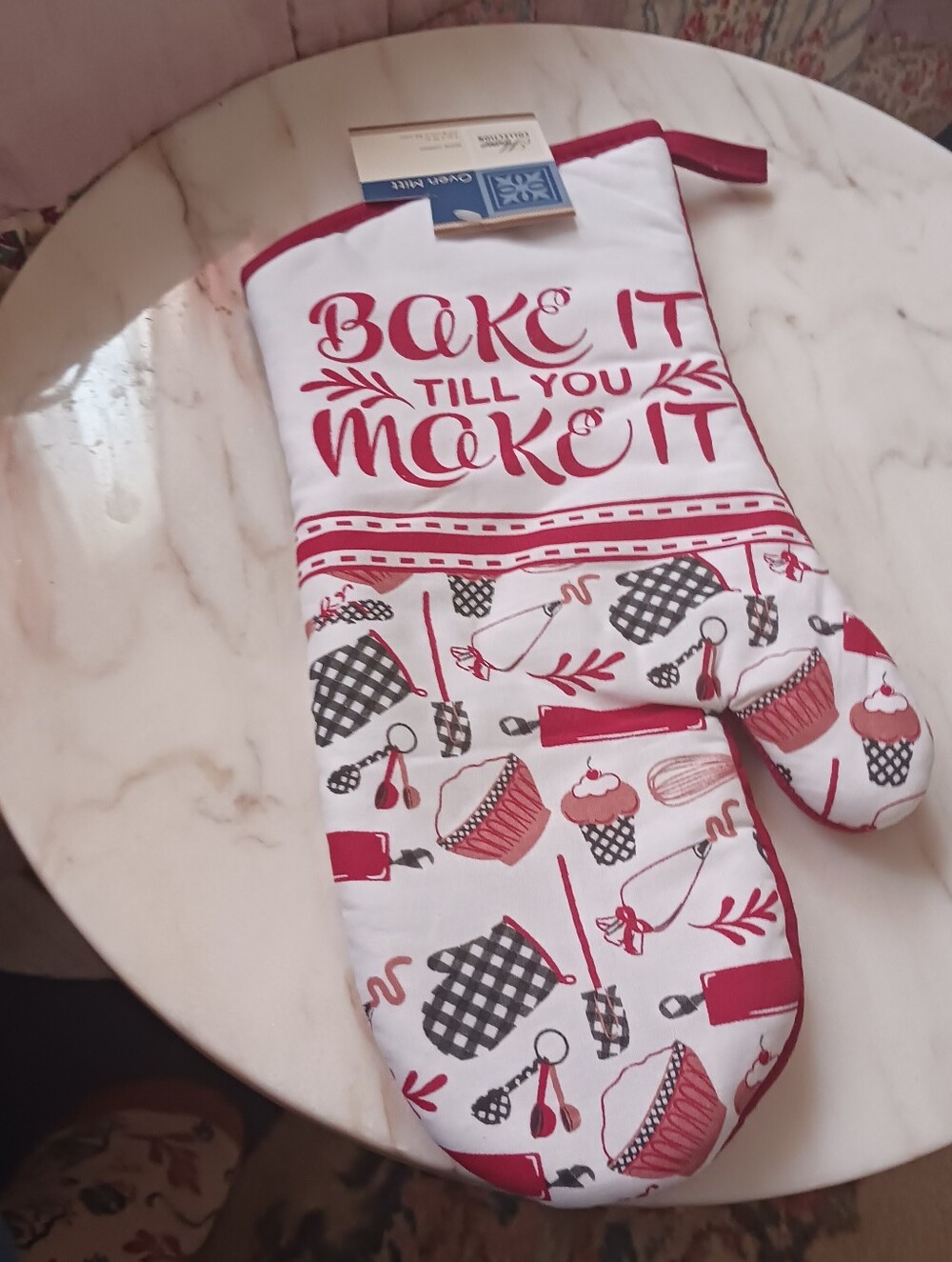 NWT Home Collection Holiday Oven Mitt, Red And White Quilted Cotton